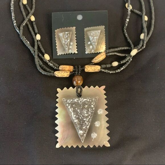 Shell Necklace and Earrings Set NWOT - Picture 11 of 14